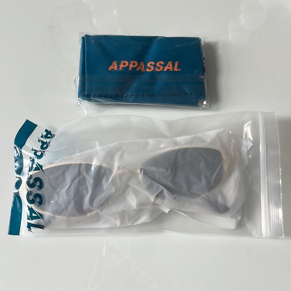 Appassal Retro Oval Sunglasses in Gold/Green (NWT) - Picture 6 of 8